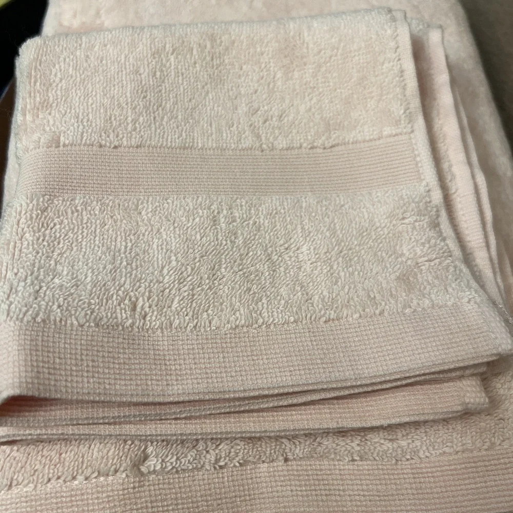 Calvin Klein Light Pink 4-Piece Towel Set Bath Sheet 100% Cotton